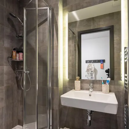 Aparthotel Aspen - Airport & Access